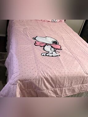 Peanuts Pink Snoopy Comforter with Black Polka Dots
